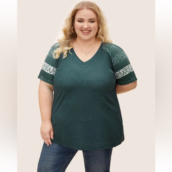 BloomChic Plus Size 5XL Ditsy Floral Colorblock Contrast Raglan Sleeve T-shirt - Picture 4 of 7